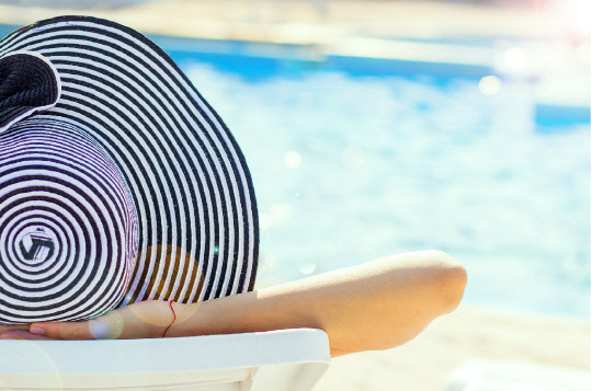 평소에는 가격 부담으로 큰 마음을 먹어야 하는 호텔 스위트 패키지가 합리적인 가격에 나왔다. 켄싱턴 제주 호텔이 럭셔리 스위트 패키지 가격을 확 낮춰 선보인다. 국내 특1급 호텔 처음으로 럭셔리 올인클루시브형 호텔을 선보인 켄싱턴 제주 호텔은 '럭셔리 스위트 패키지'를 3월 2일부터 6월 30일까지 운영한다고 20일 밝혔다. 켄싱턴 제주 호텔 제공